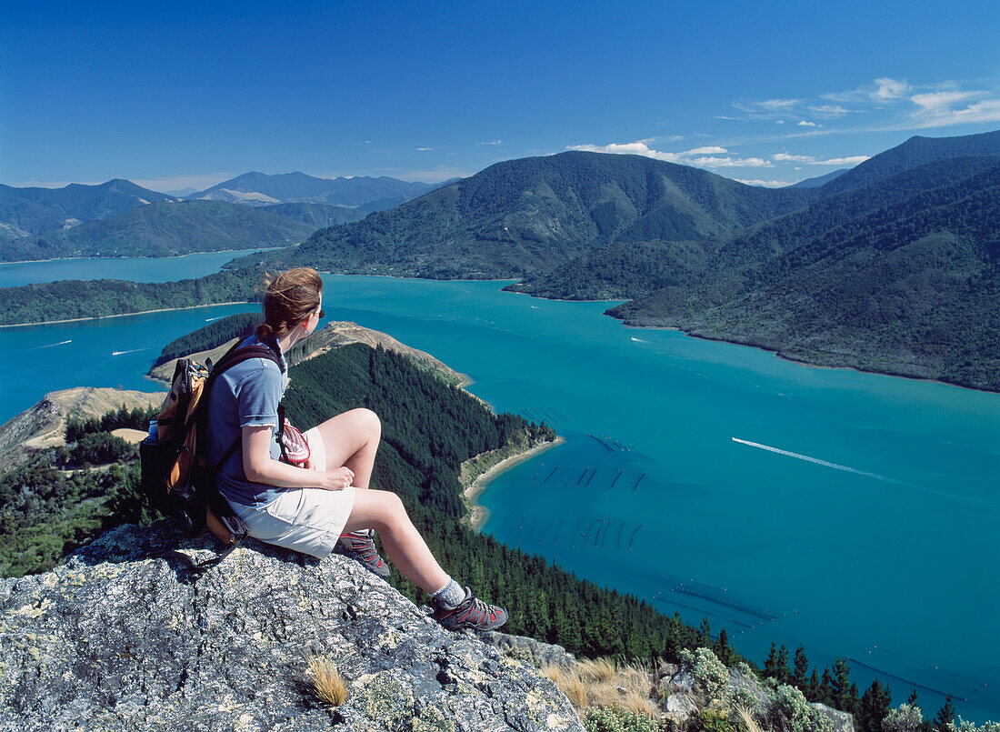 Frau, die spazieren geht und die Aussicht von Peter's Peak bewundert