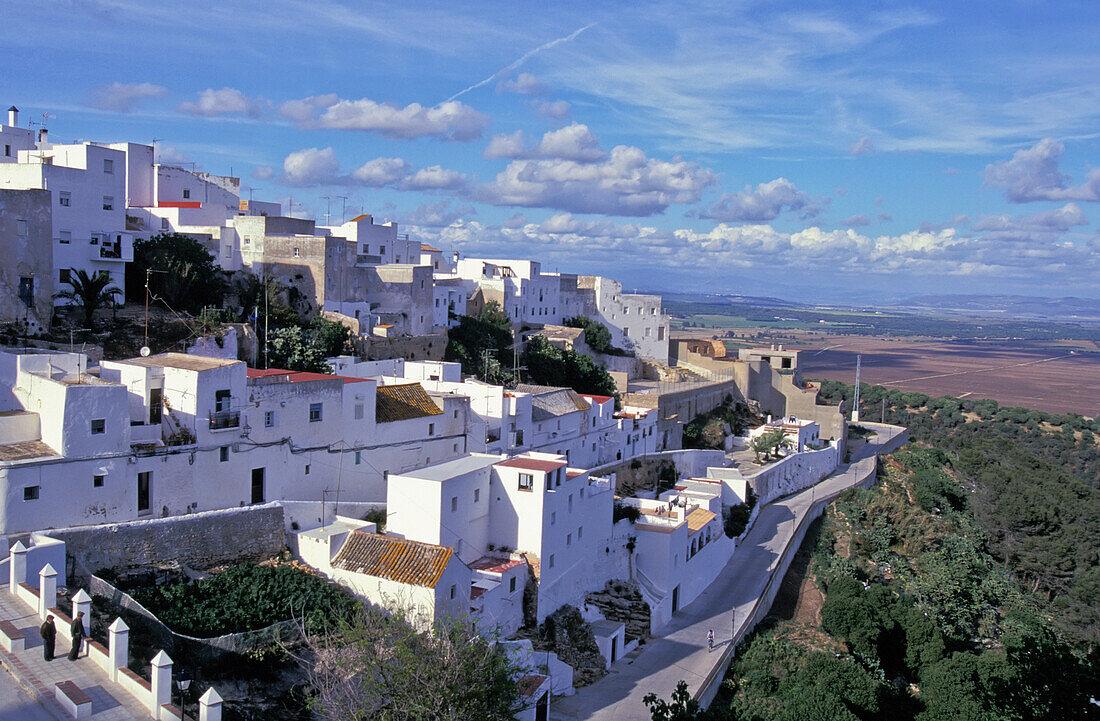 Weiß getünchtes ländliches andalusisches Dorf