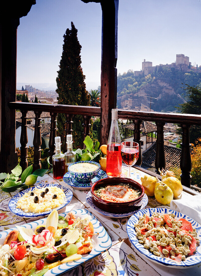 Spanisches Essen auf einem Tisch auf dem Außenbalkon