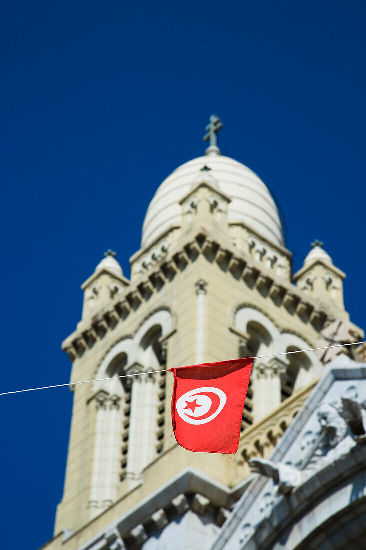 Kathedrale von St. Vincent De Paul und tunesische Flagge