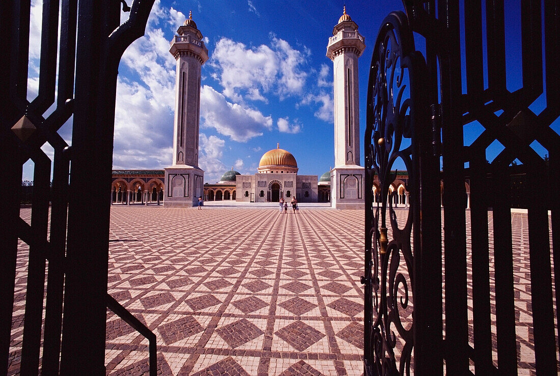 Mausoleum von Habib Bourguiba, gesehen durch die Tore