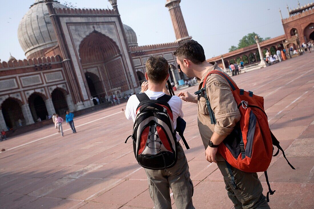 Zwei Rucksacktouristen beim Fotografieren in der Jama Masjid Moschee
