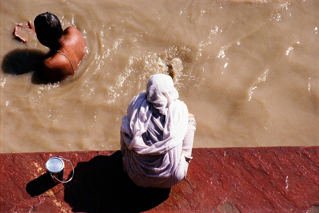 Menschen baden im Jamuna-Fluss