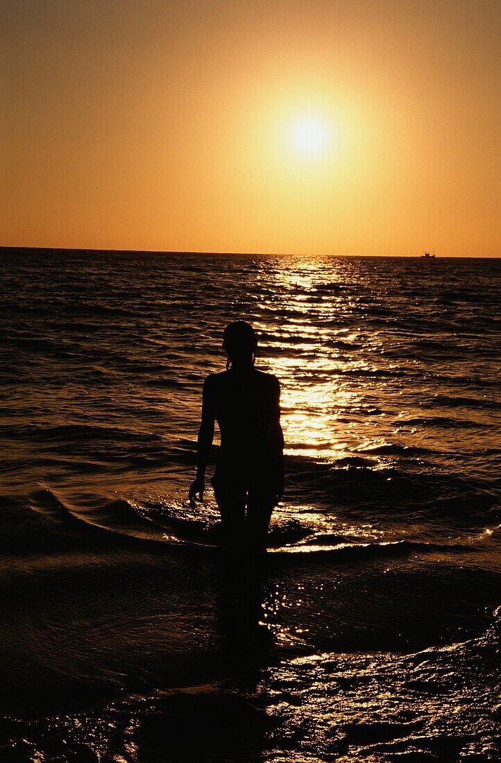 Silhouettierte Frau am Strand von Goa