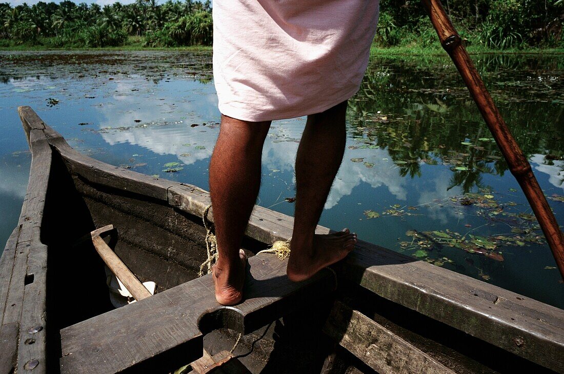 Mann rudert entlang des Backwaters