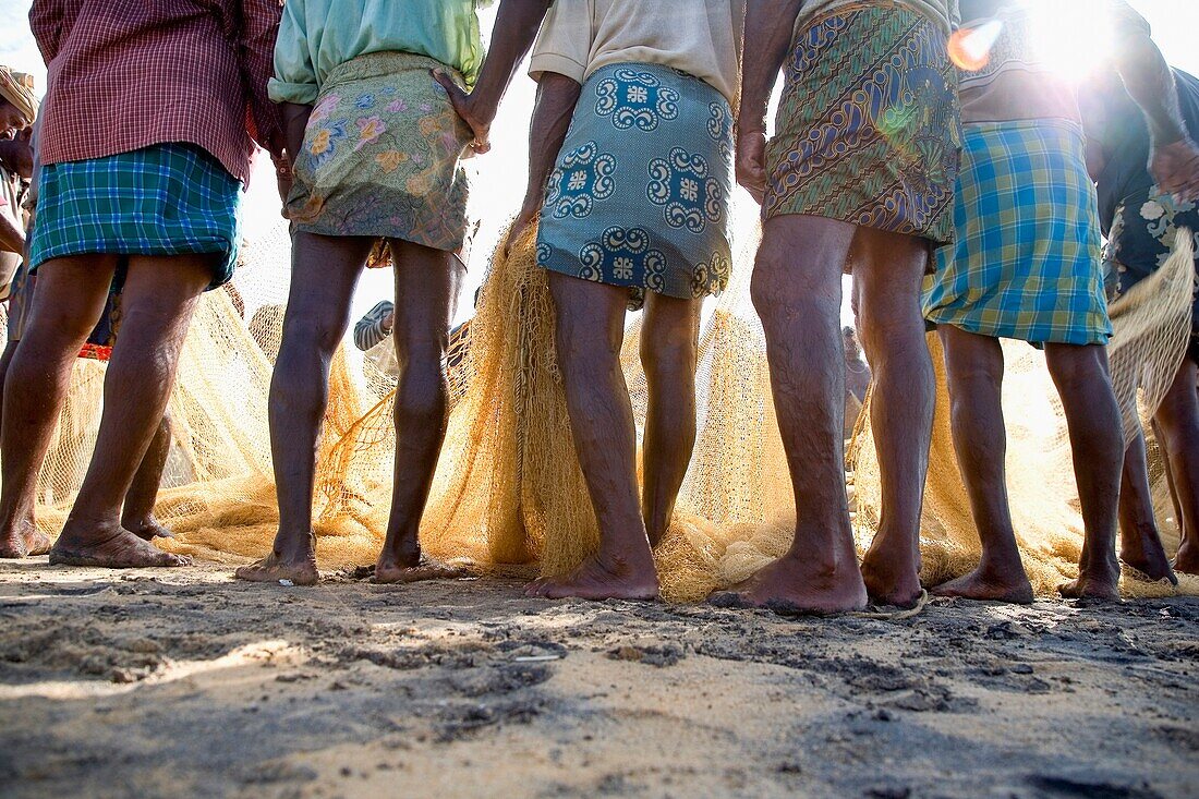 Fischer in traditioneller Kleidung, die Netze halten, tiefer Blickwinkel