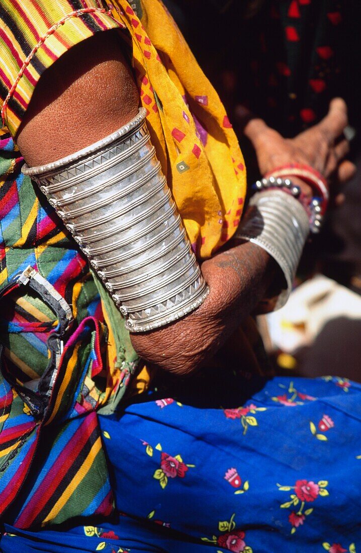 Indische Frau mit silberner Armspange, Nahaufnahme
