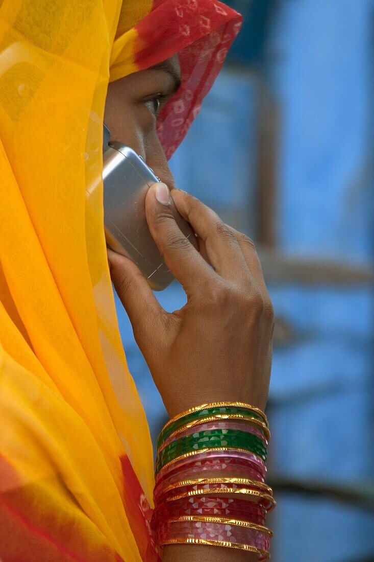 Rajasthani Frau mit Mobiltelefon