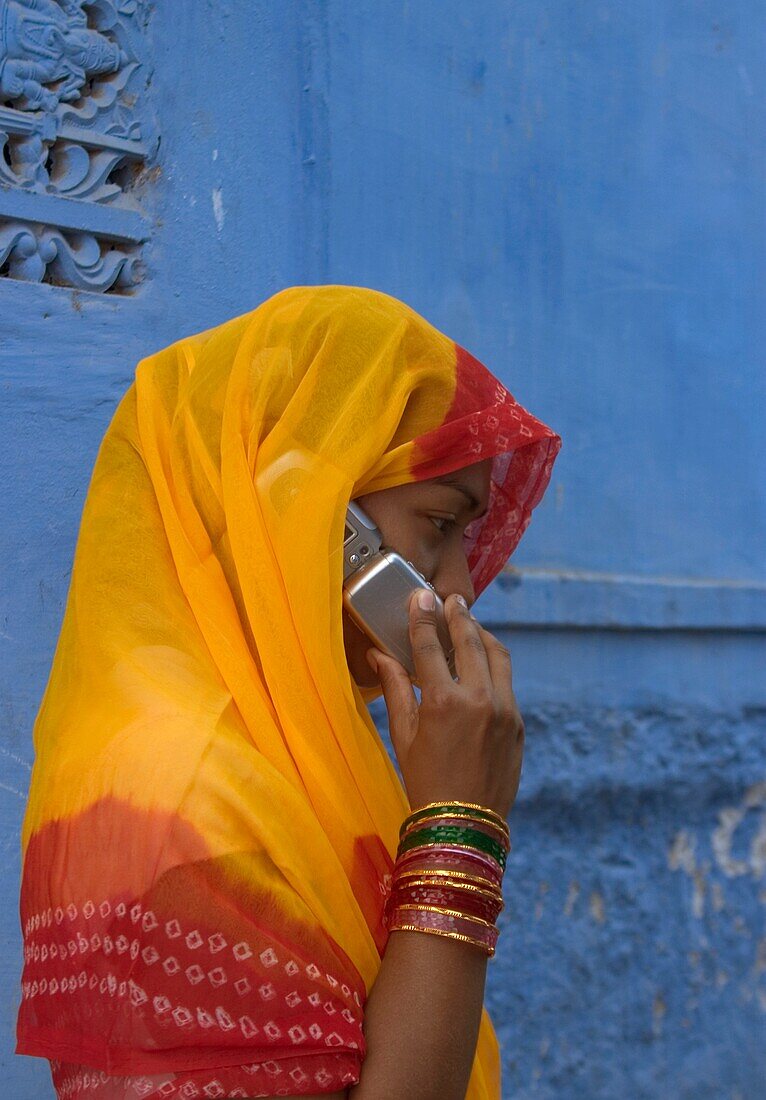 Rajasthani Frau am Handy
