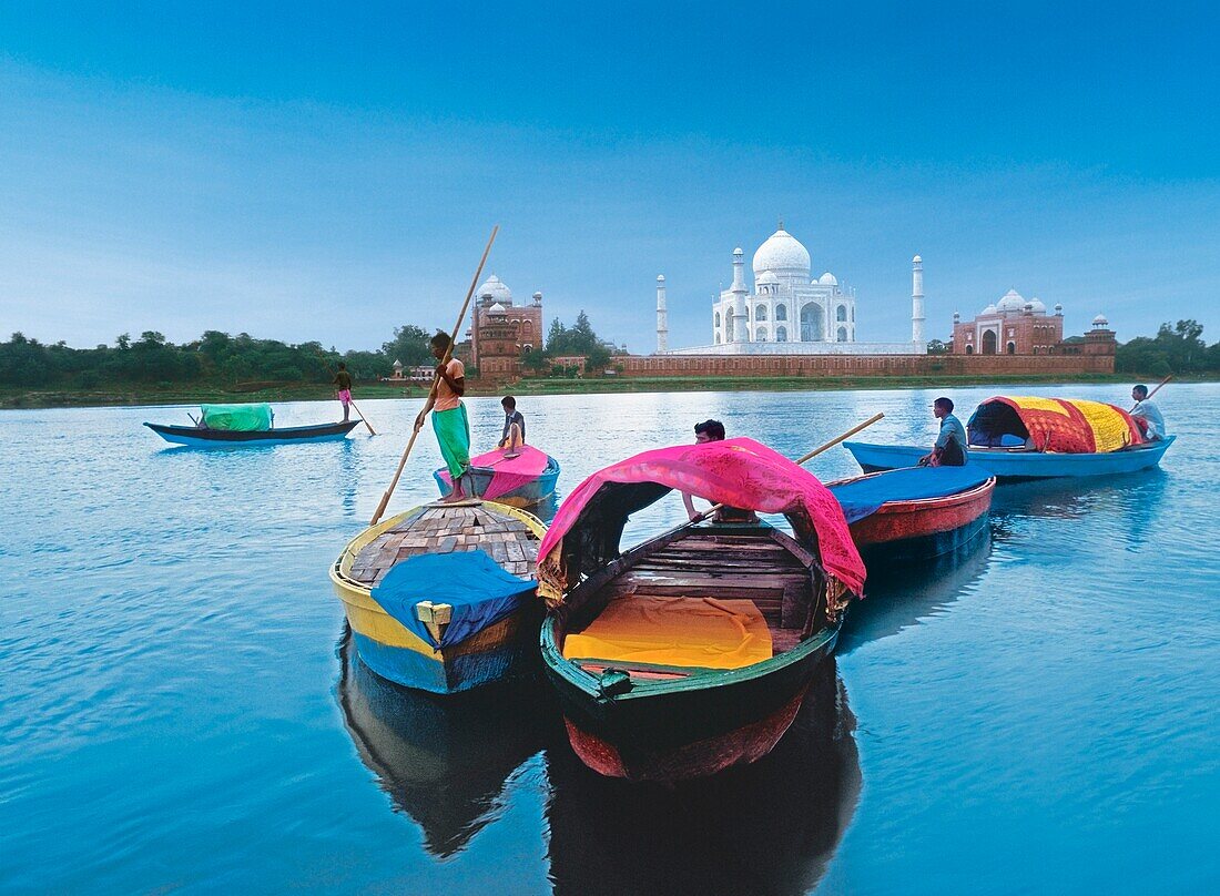 Männer auf Booten auf dem Fluss vor dem Taj Mahal