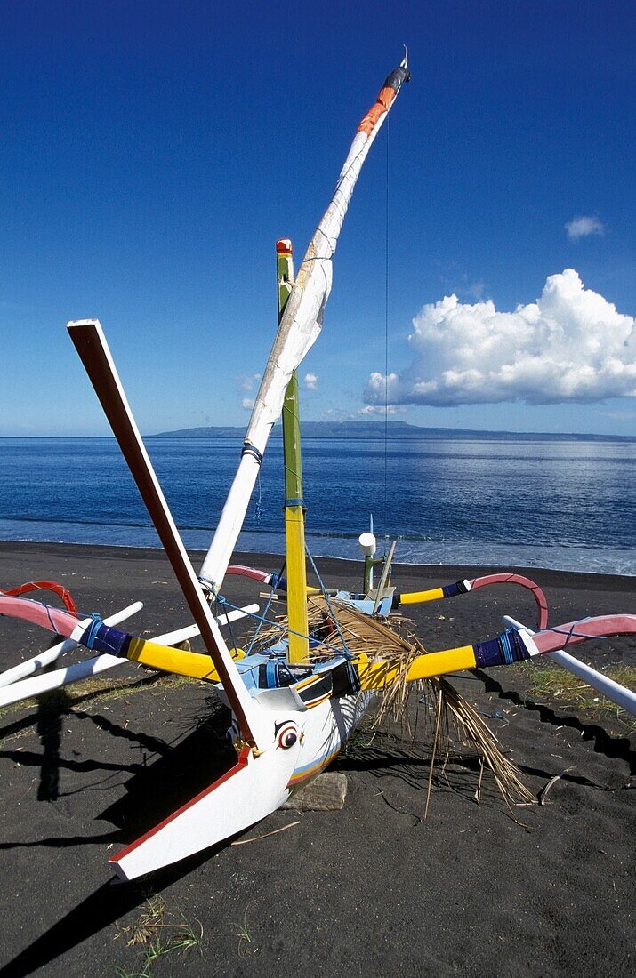 Fischerboote am schwarzen Sandstrand