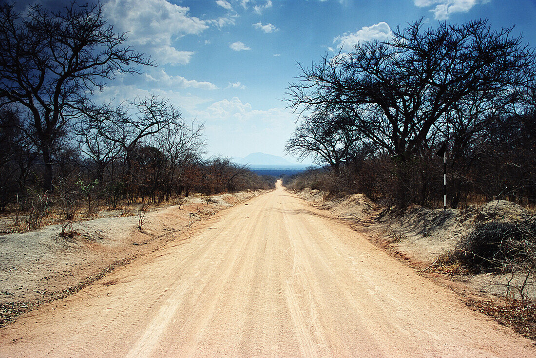 Schotterstraße durch trockene Landschaft