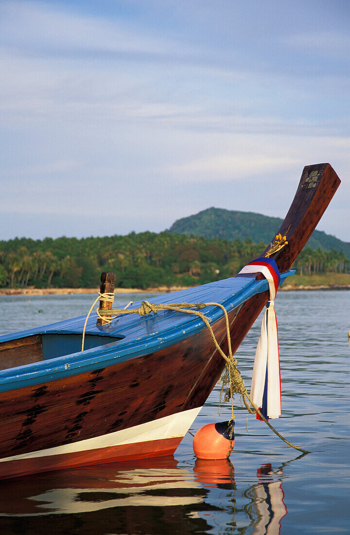 Fischerboot am Strand von Rawai festgemacht