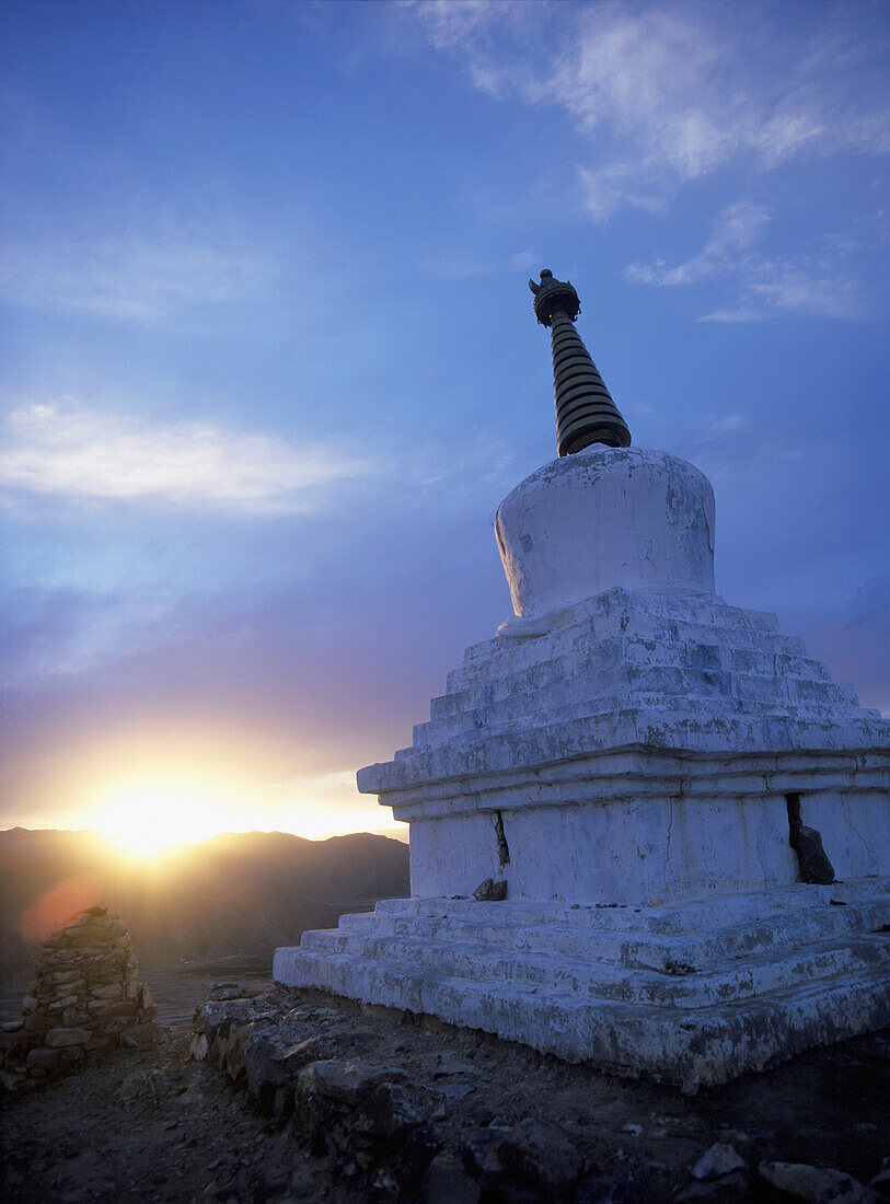 Chorten in der Abenddämmerung über dem Ganden-Kloster