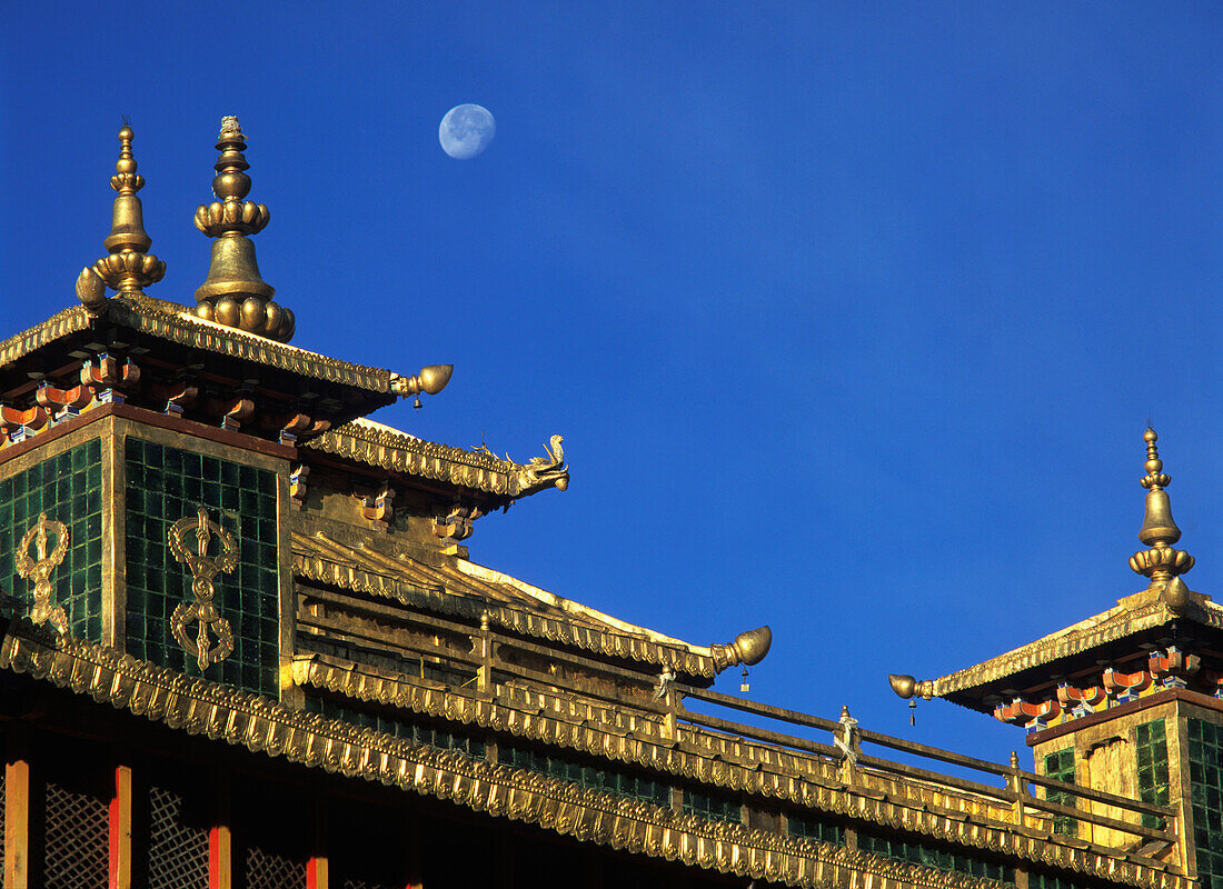 Mond über dem goldenen Dach des Utse im Samye-Kloster