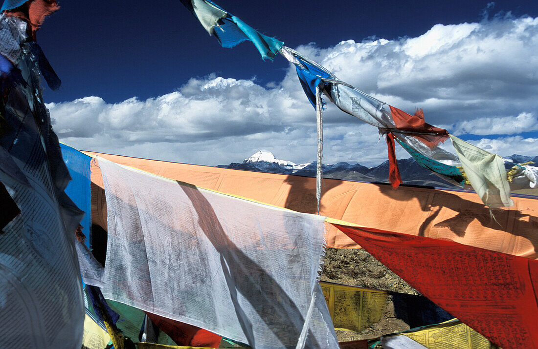 Buddhistische Gebetsfahnen mit dem heiligen Berg Kailash