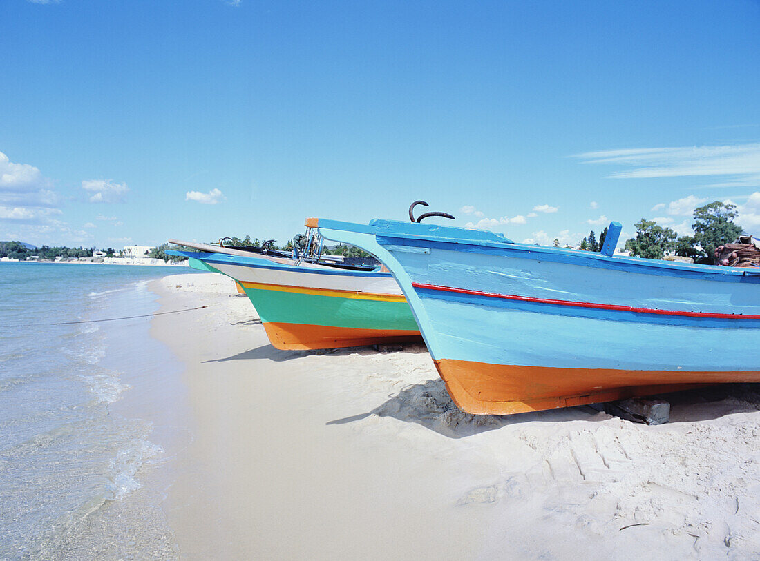 Bunte Boote am Strand