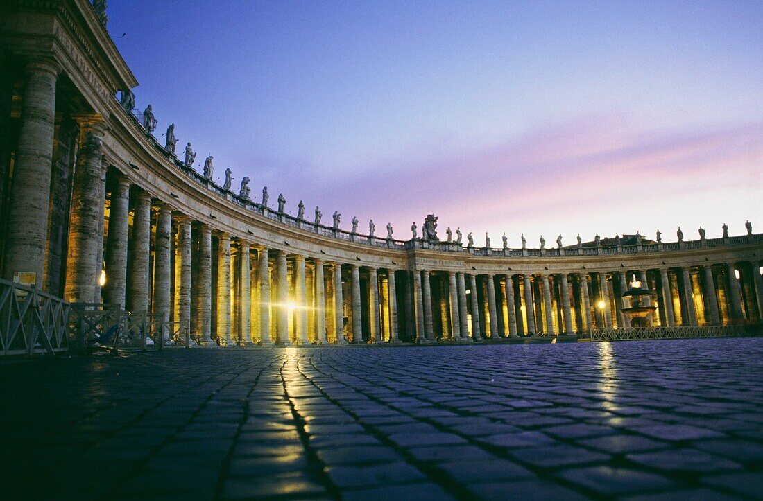 Nachteinbruch auf dem Petersplatz im Vatikan