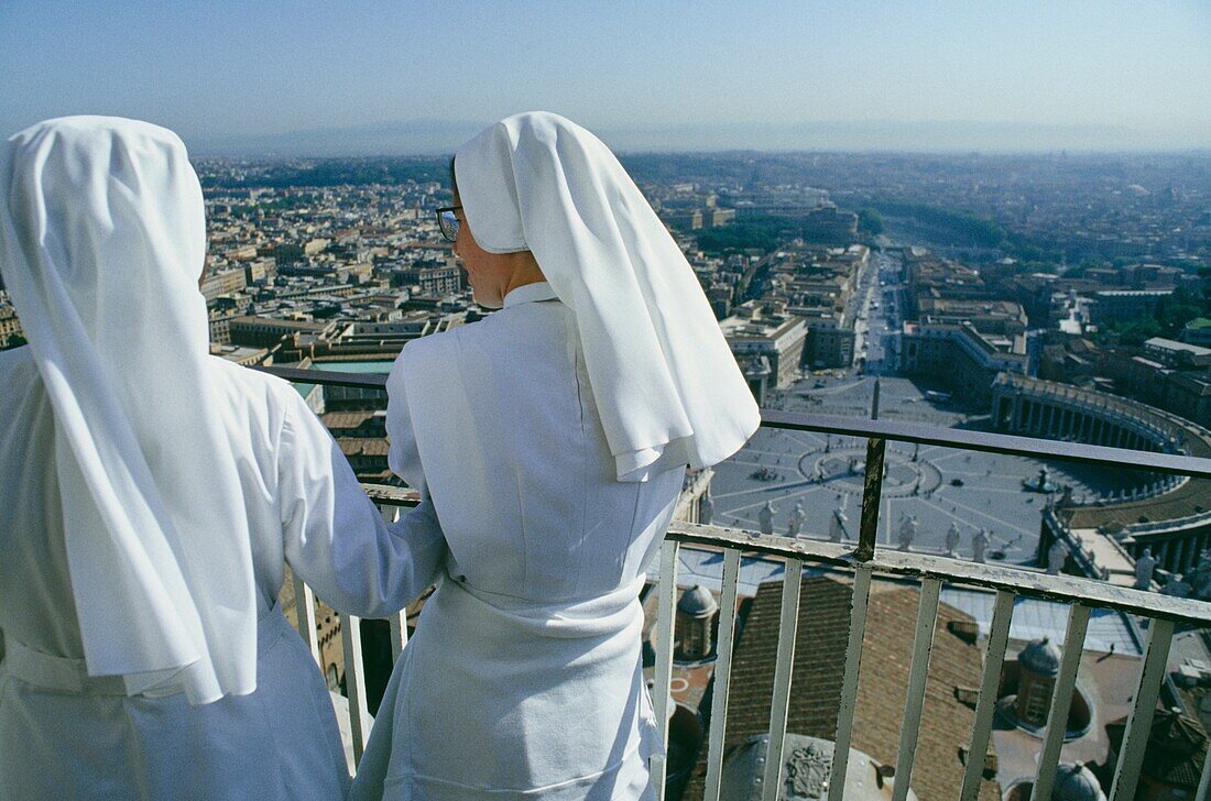 Zwei Nonnen blicken über den Petersplatz im Vatikan