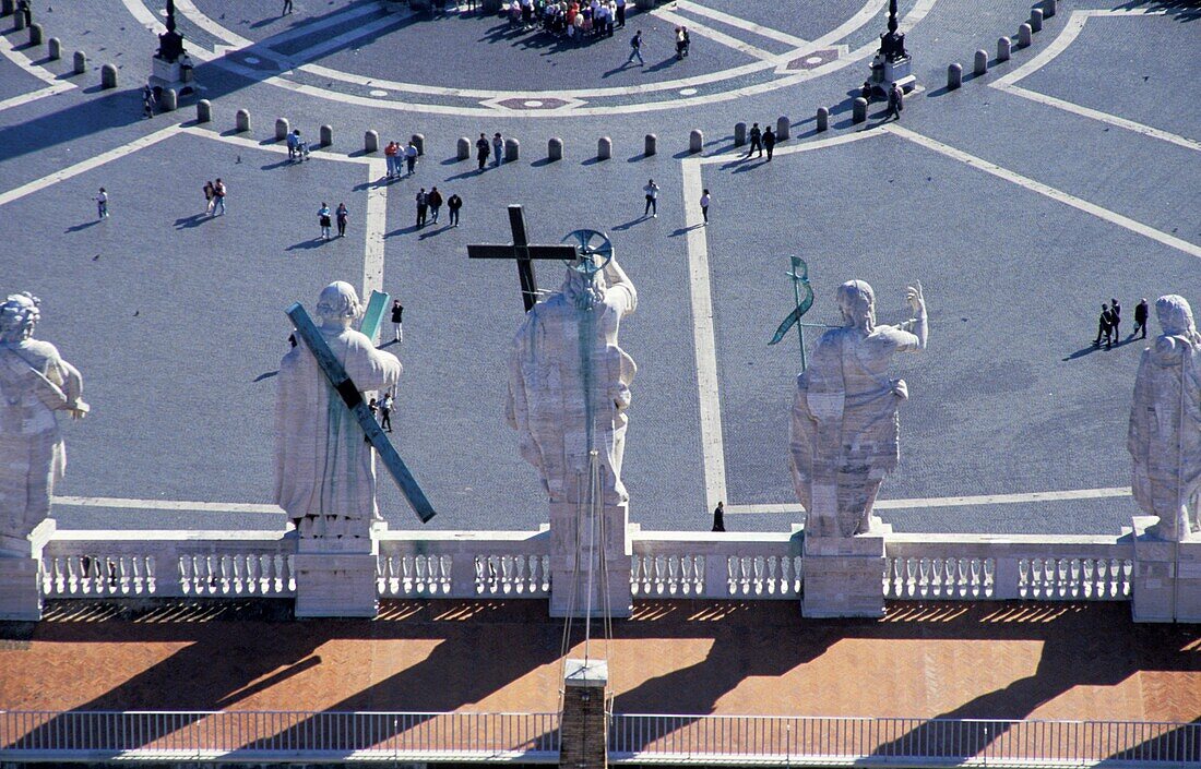 Statuen auf dem Dach des Petersplatzes im Vatikan