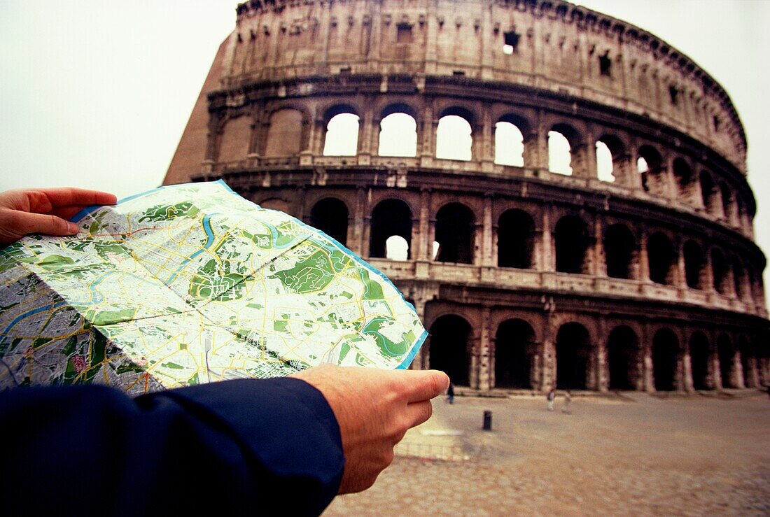 Tourist liest Karte vor dem Kolosseum