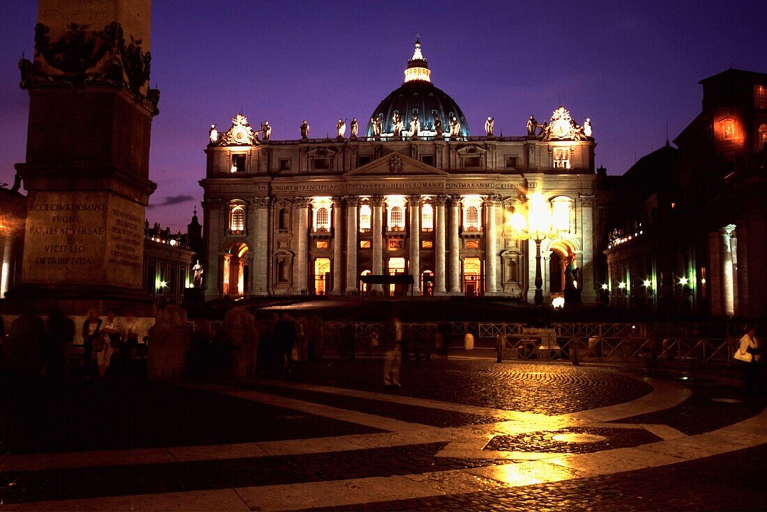 Der Petersplatz in der Abenddämmerung