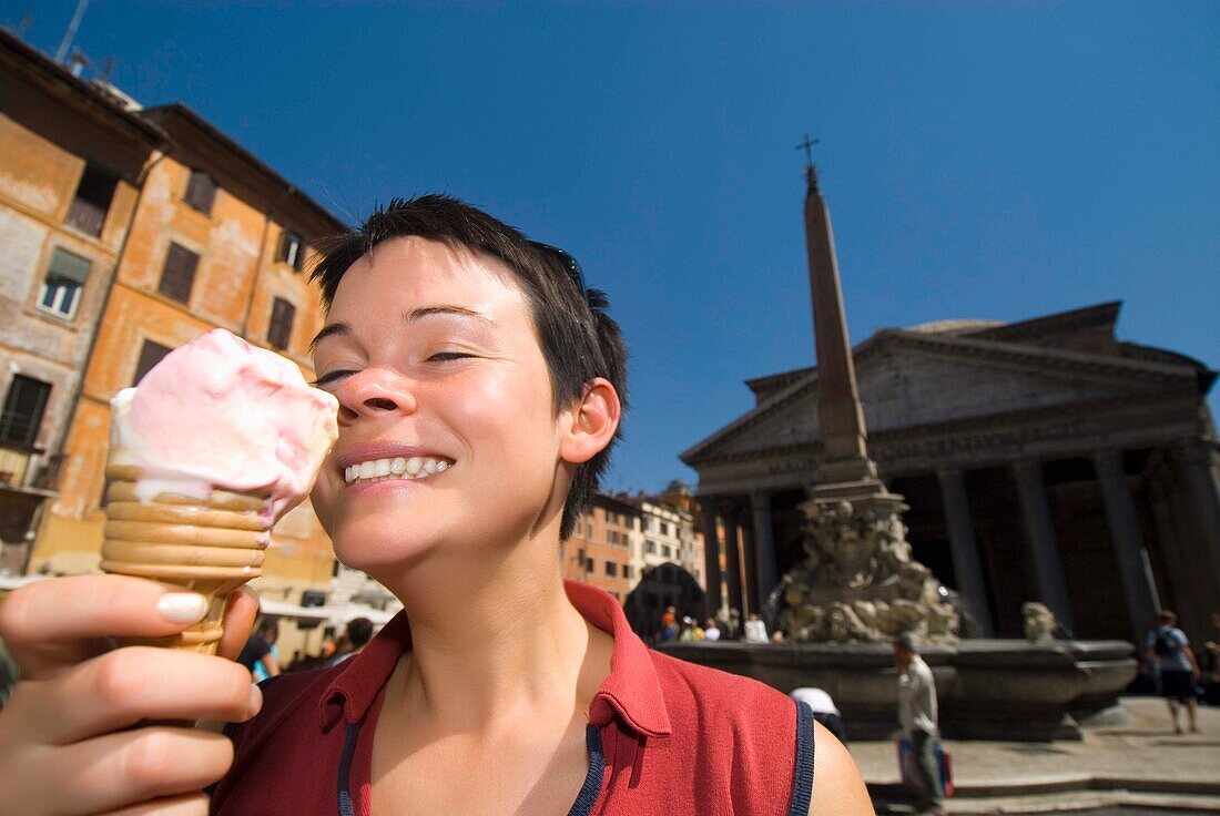 Frau isst Eiscreme vor dem Pantheon