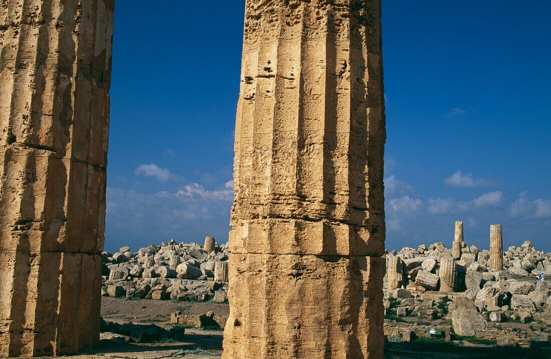 Blick durch die Säulen eines zerstörten griechischen Tempels