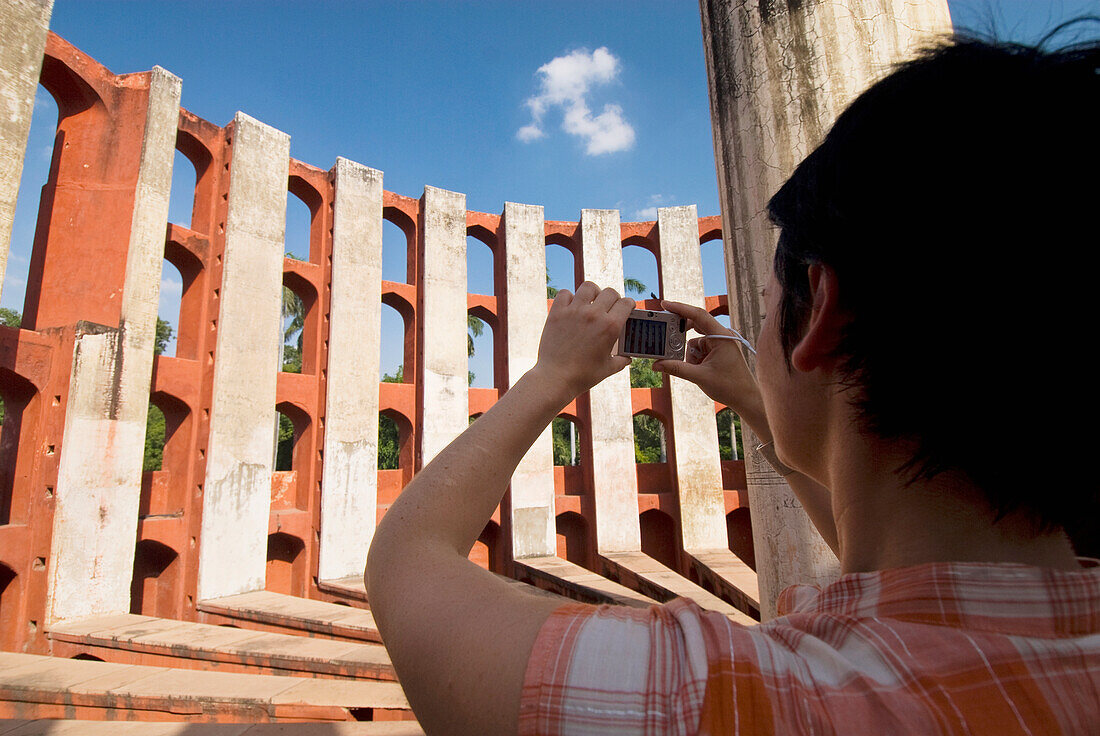 Tourist beim Fotografieren des Jantar Mantar Observatoriums, Rückansicht