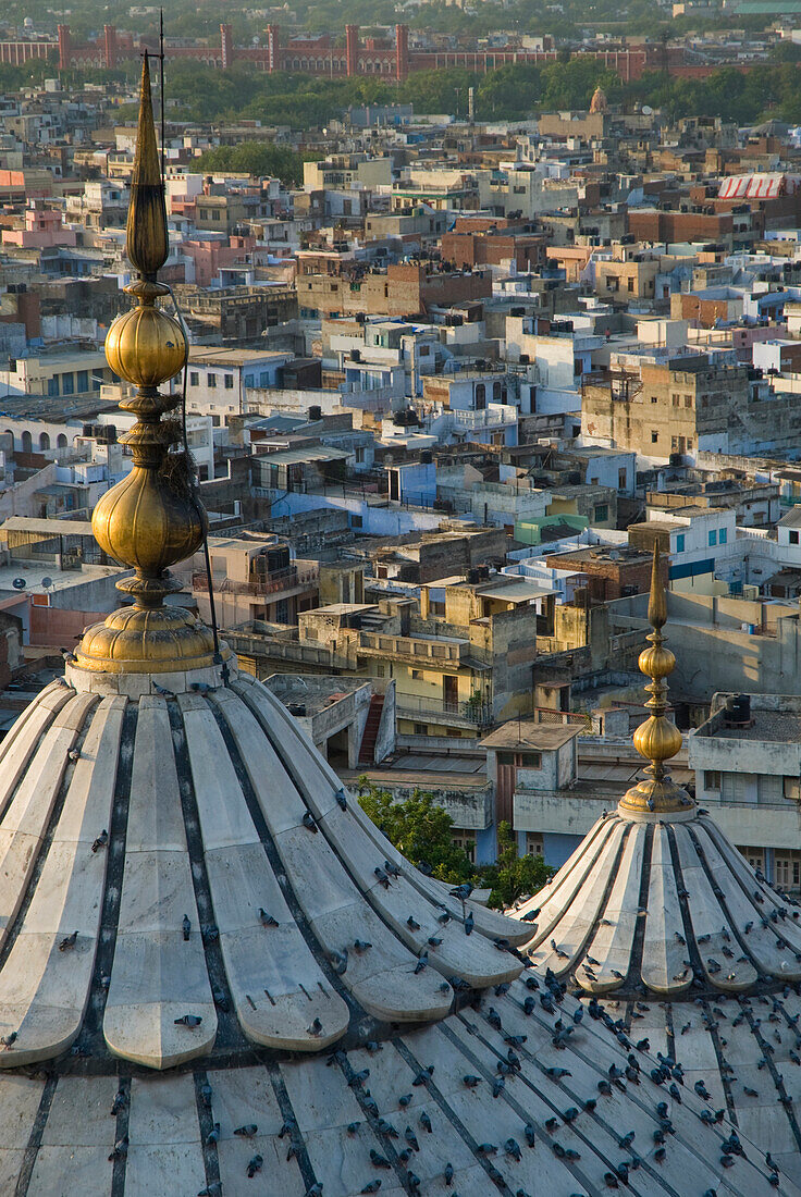 Blick vom Minarett auf die Dächer der Jami Masjid und Alt-Delhi