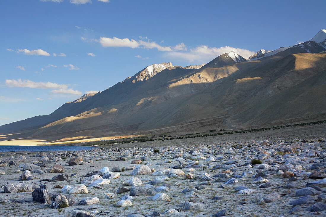 Schneebedeckte Berge und Felsformationen am Tso Pangong