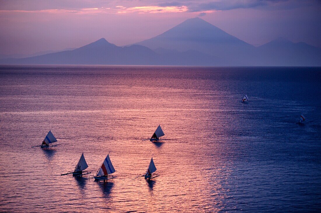 Sonnenuntergang über dem Meer, Mount Agung, Bali