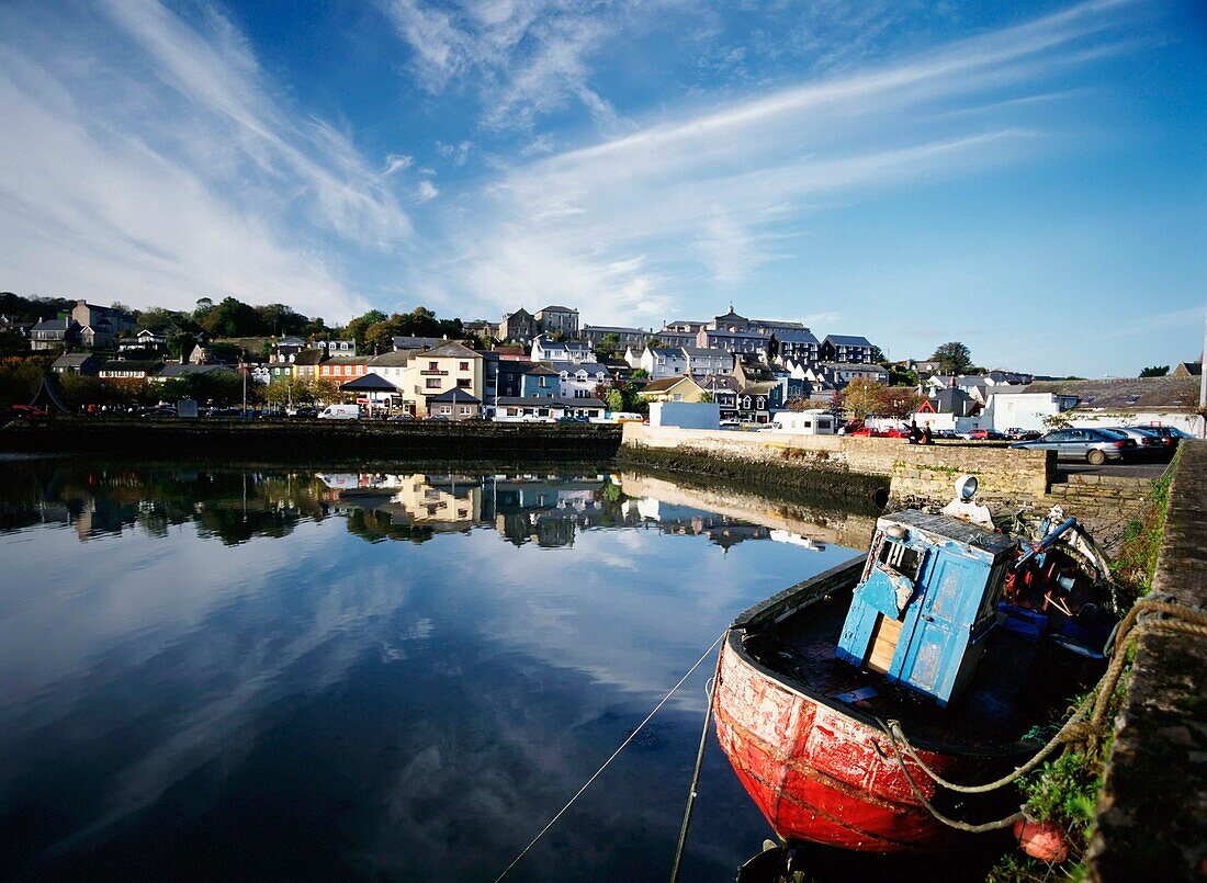 Altes Fischerboot im Hafen von Kinsale