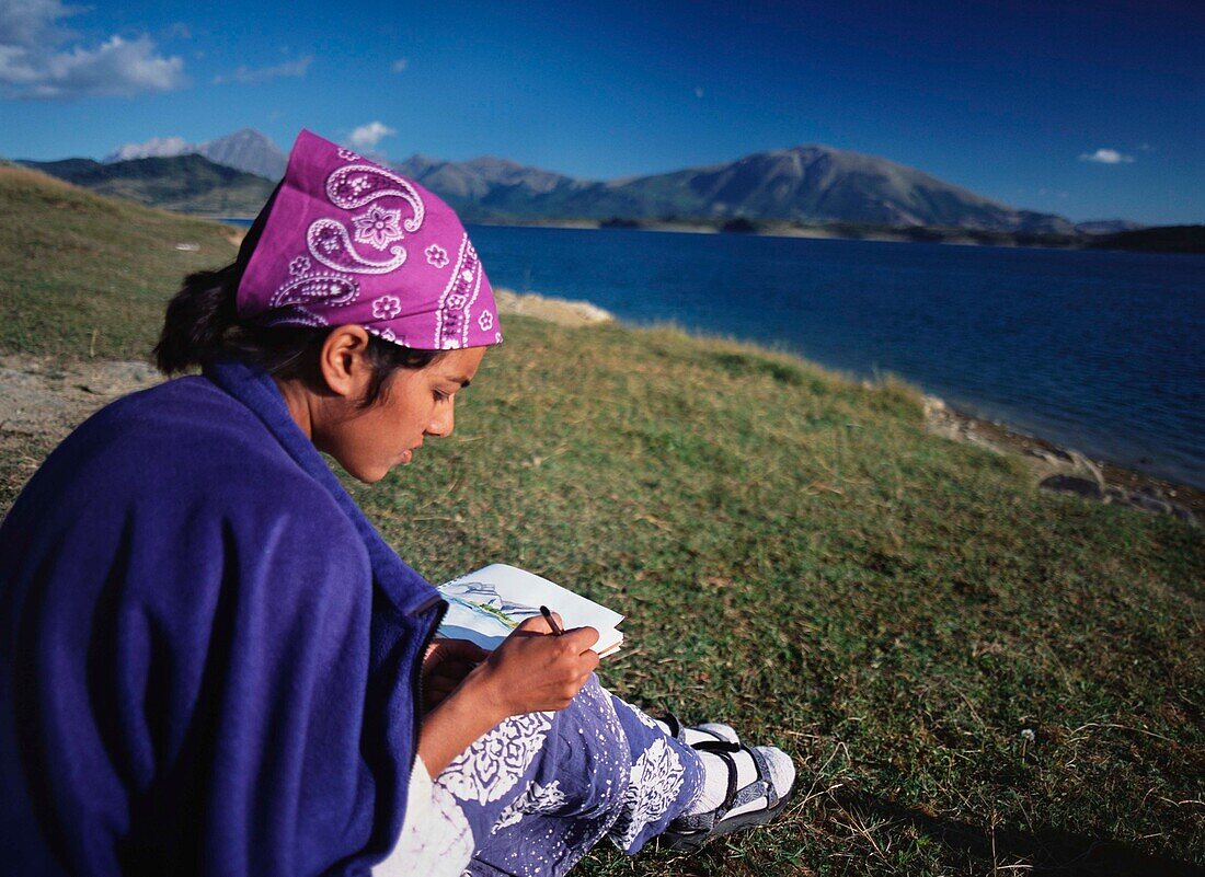 Frau skizziert die Hügel des Gran Sasso Nationalparks neben dem Lago di Campotosto