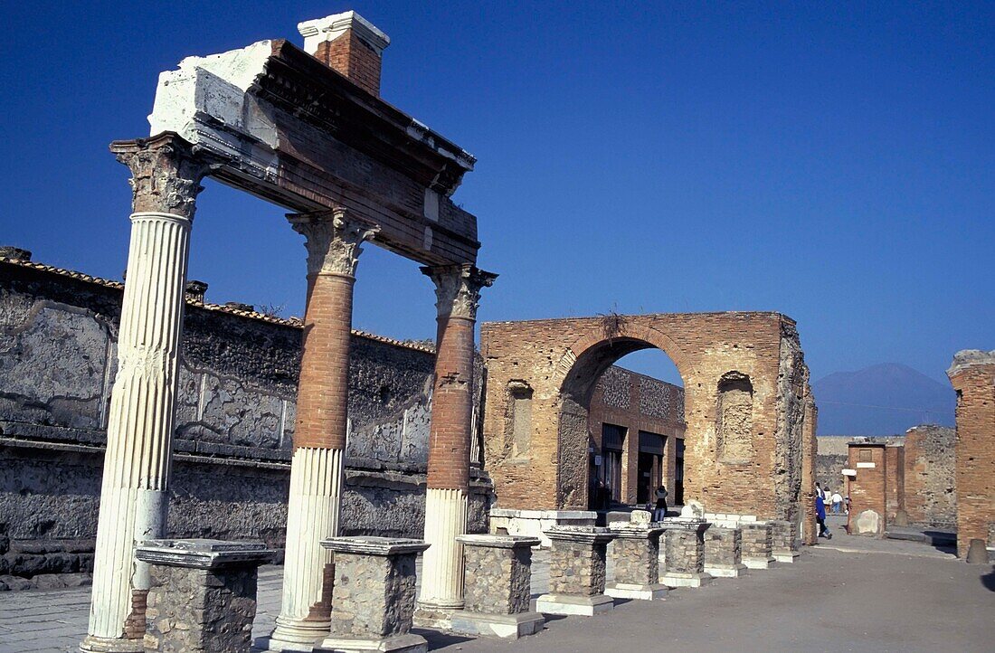 Überreste der Kolonnade auf dem Forum von Pompeji