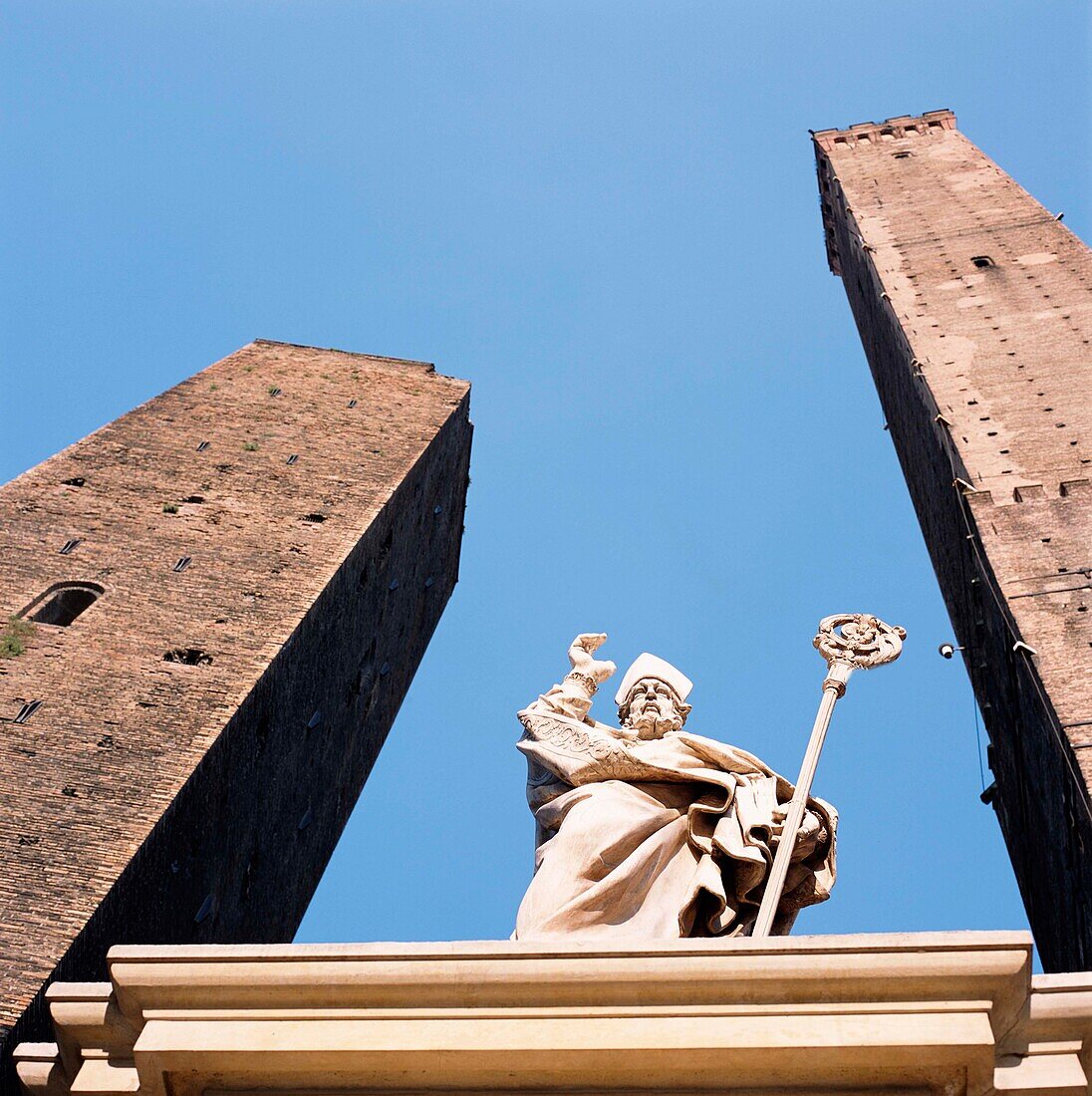 Due Torri, Statue vor blauem Himmel