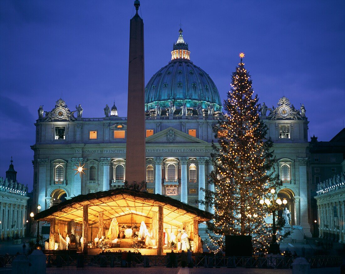 Weihnachtskrippe mit Weihnachtsbaum auf der Piazza San Pietro außerhalb des Petersdoms