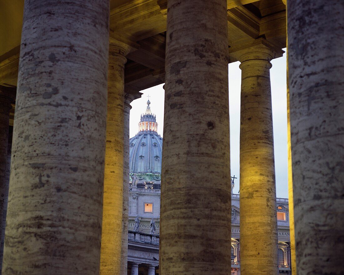 Der Petersdom durch Berninis Kolonnade gesehen, Piazza San Pietro