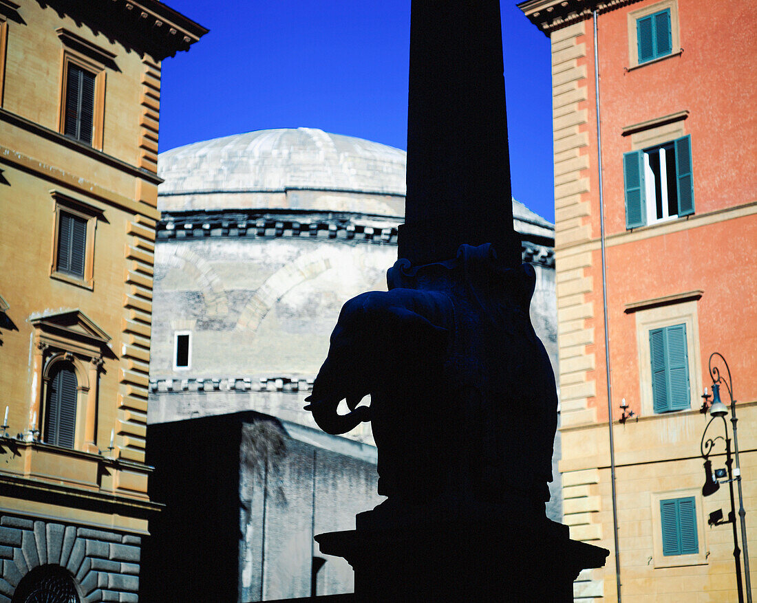 Obelisk von Santa Maria Sopra Minerva mit Pantheon im Hintergrund