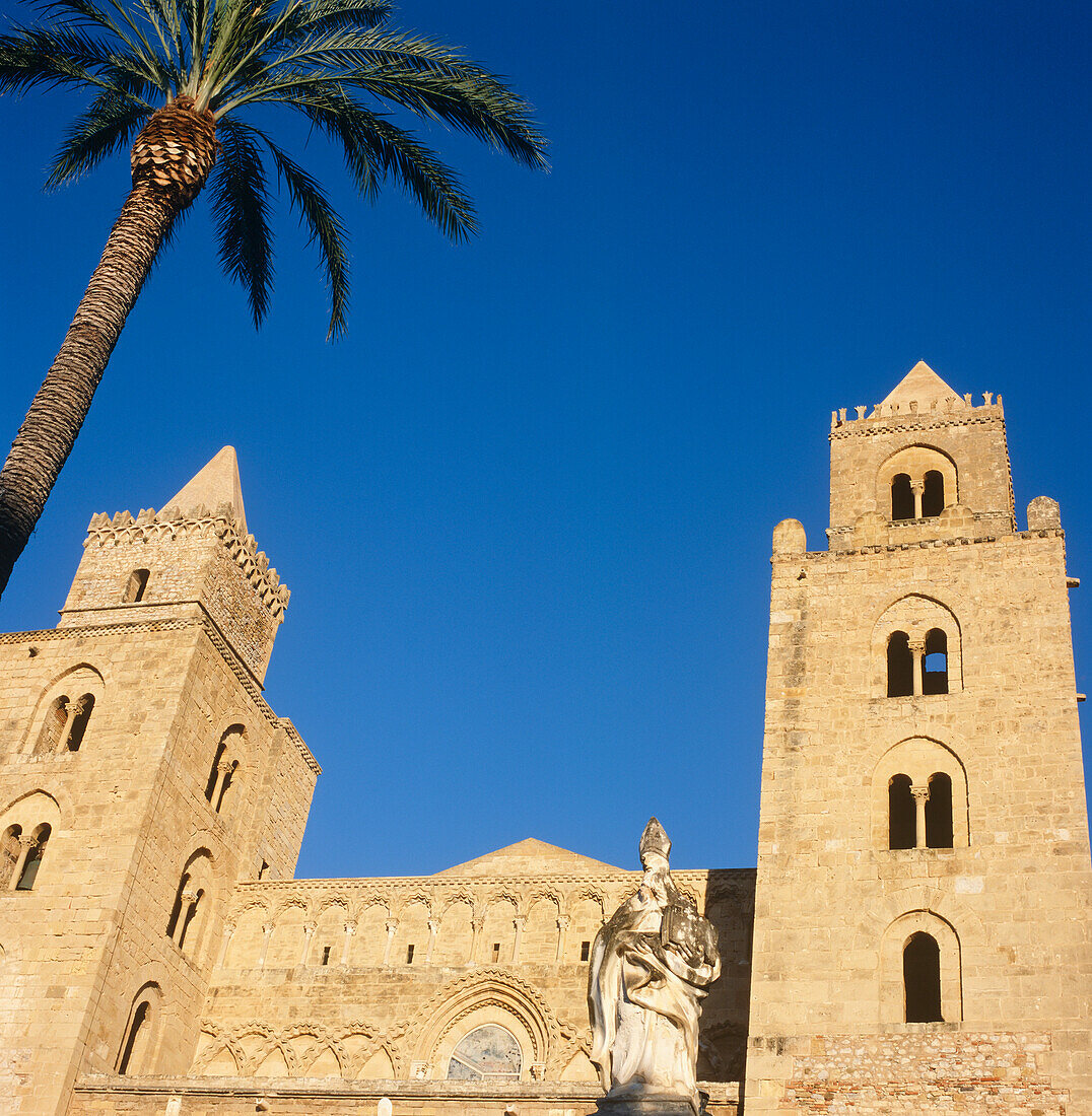 Normannische Kathedrale mit Palme