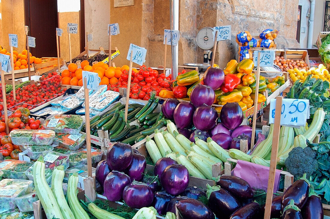Obst- und Gemüsestand in der Via Porta Carini
