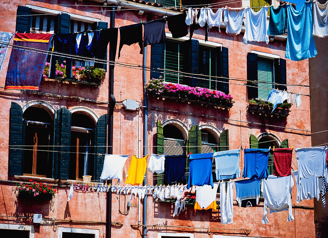 Wäsche über der Straße aufgehängt