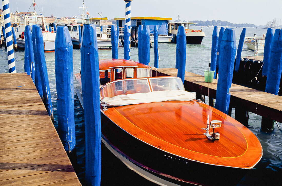 Wassertaxi am Pier