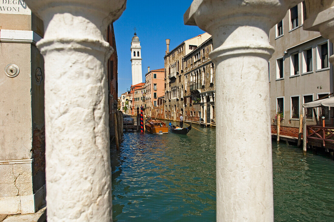 Gondoliere auf Gondel im Kanal in Venedig