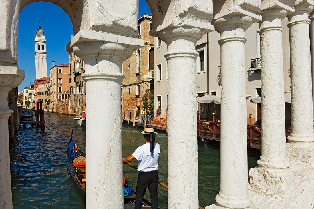 Gondelfahrt entlang eines friedlichen Kanals in Venedig