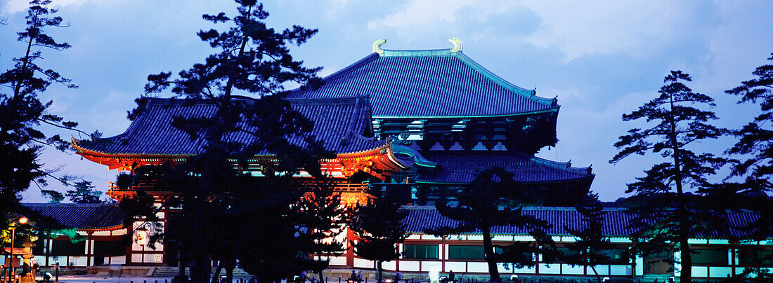Todaiji-Tempel in der Abenddämmerung