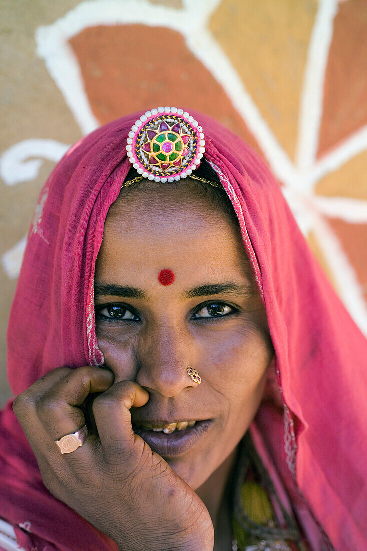Frau in rosa Sari, Nahaufnahme