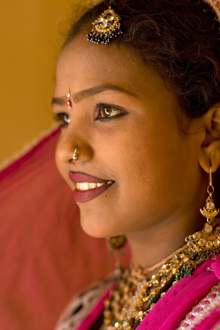Frau in traditionellem Rajasthani Sari und Schmuck, Seitenansicht