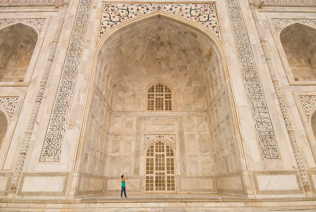 Frau fotografiert im großen Bogen des Taj Mahal bei Sonnenaufgang