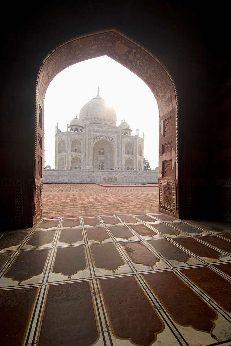 Taj Mahal und Bogen in der Morgendämmerung